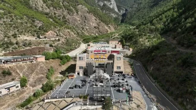 稻城亚丁景区“道路设卡摆渡收费”调查