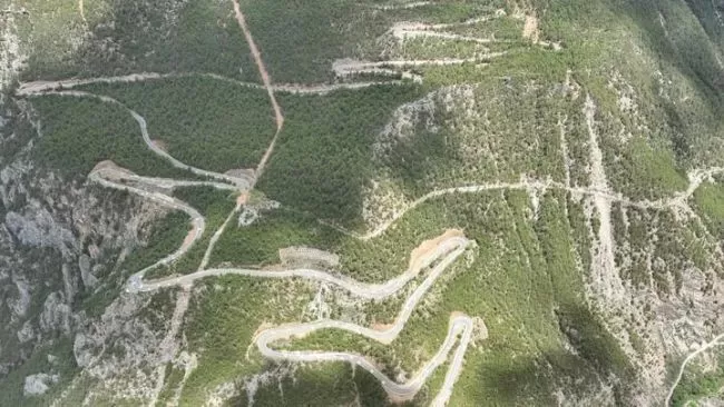 稻城亚丁景区“道路设卡摆渡收费”调查